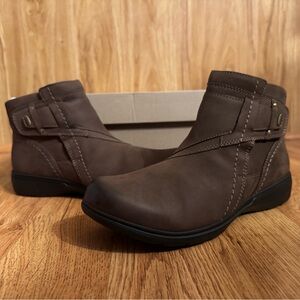 New in box Clarks Carleigh style booties, size 9 Wide